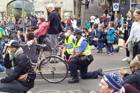 Швейцарская полиция начала раздавать маски людям, пришедшим протестовать против расизма