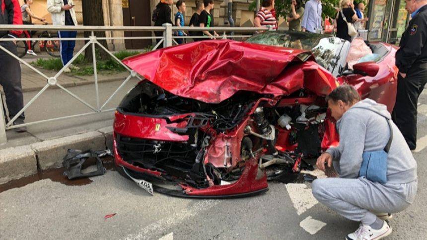 Водитель Роlо погиб в страшной аварии с Ferrari в центре Петербурга