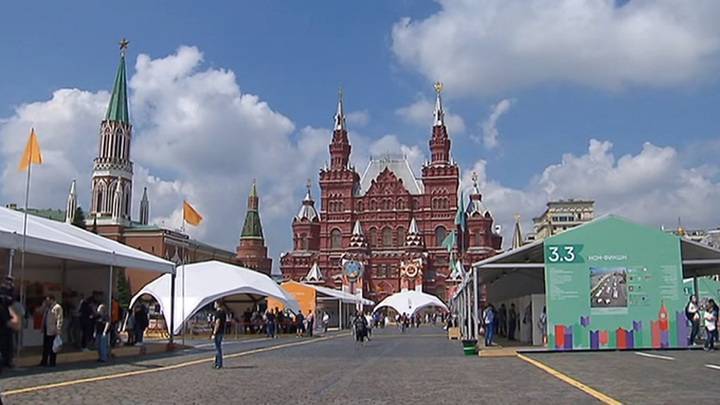 Книжный фестиваль "Красная площадь" только в первый день посетили 6 тысяч человек