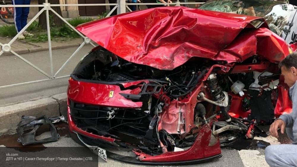 Водитель красного Ferrari разбил иномарку в центре Петербурга