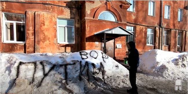 Кемеровского блогера оштрафовали из-за видео, где трактор убирает сугроб с надписью «Путин вор»