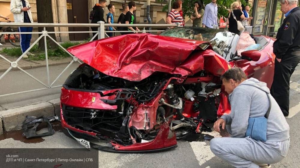 Момент аварии с участием красного Ferrari попал на камеры слежения в Петербурге
