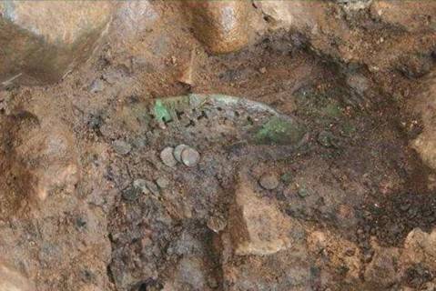 В Южной Корее археологи обнаружили бронзовую обувь VI века