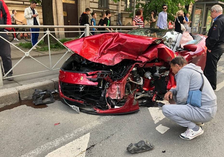 В страшной аварии с Ferrari в центре Петербурга погиб водитель такси
