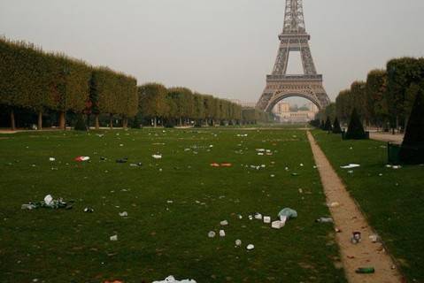 Франция намерена повышать штрафы за разбросанный мусор