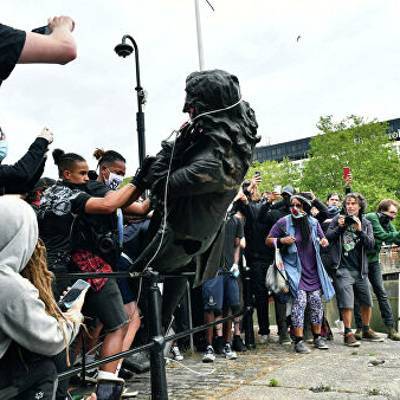 Би Би Си - Джордж Флойд - Статуя работорговца в британском Бристоле была опрокинута с пьедестала - radiomayak.ru - США - Англия - Лондон