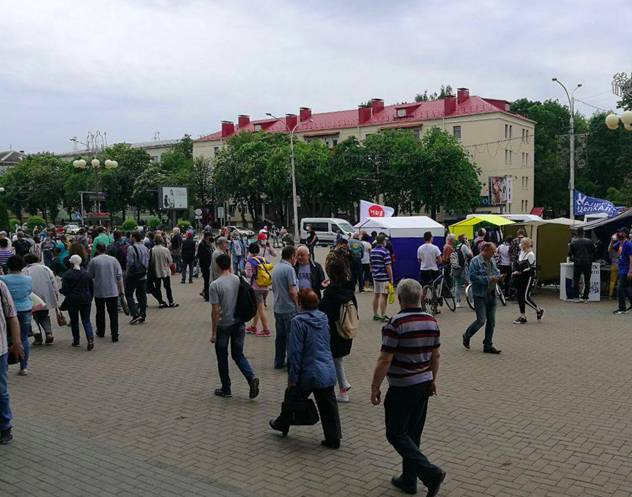 В Белоруссии задержали не менее 13 человек, которые собирали подписи за независимых кандидатов в президенты