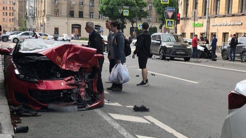 Кто находился за рулем Ferrari, влетевшего в Volkswagen Polo в центре Петербурга?