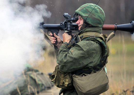 В Брянской области военные уничтожают бронеавтомобили условных боевиков из гранатометов