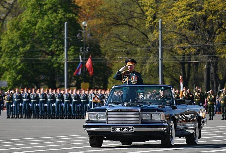 Военнослужащие ЗВО каждый день репетируют парад Победы в Петербурге