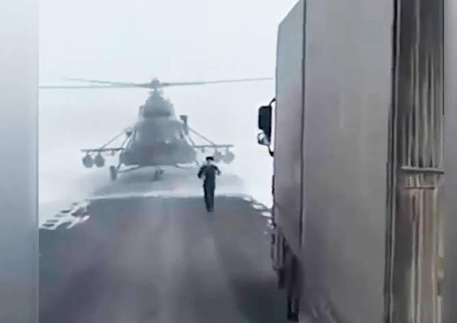 В Казахстане пилот посадил военный вертолет на трассу, чтобы спросить дорогу