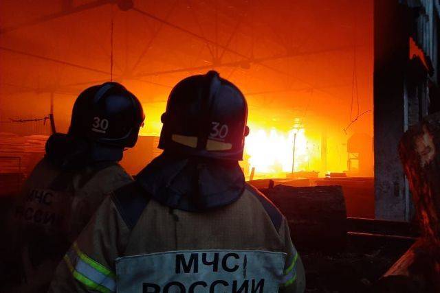 Крупный пожар в Хабаровске тушили с помощью пожарного поезда