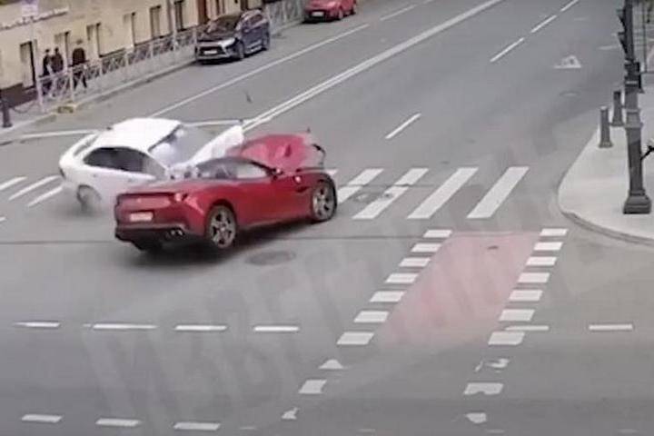 Опубликованы кадры смертельного ДТП в Петербурге с Ferrari