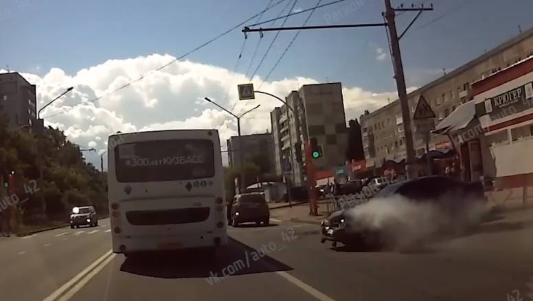 Момент ДТП в Кемерове со сбежавшим с места водителем попал на видео