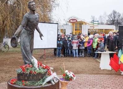 Памятник советскому актёру Петру Алейникову открыли в Шклове