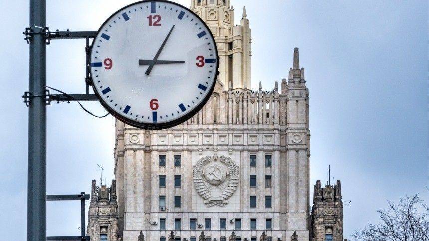 Видео: российские дипломаты вернулись из Праги в Москву