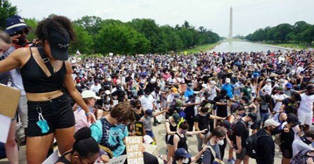 В Вашингтоне протесты сохранили мирный характер, несмотря на уход военных