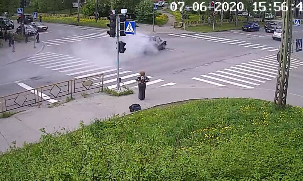 Горящий автомобиль выкатился на перекресток в Петрозаводске