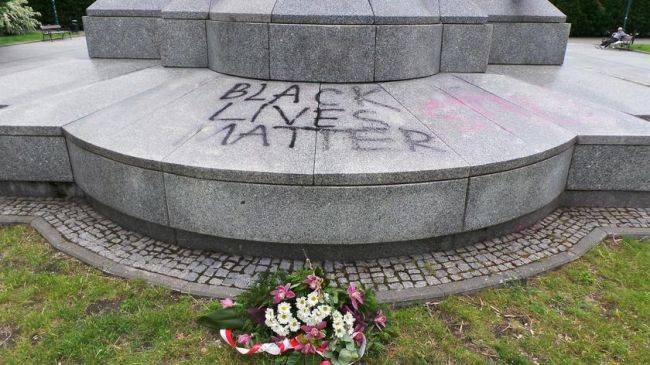 В Варшаве сторонники погромов в США уже дважды испоганили памятник Костюшко