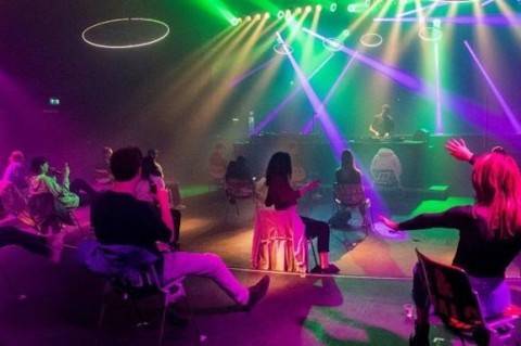 В Нидерландах в ночном клубе посетителей рассадили на стулья и запретили вставать