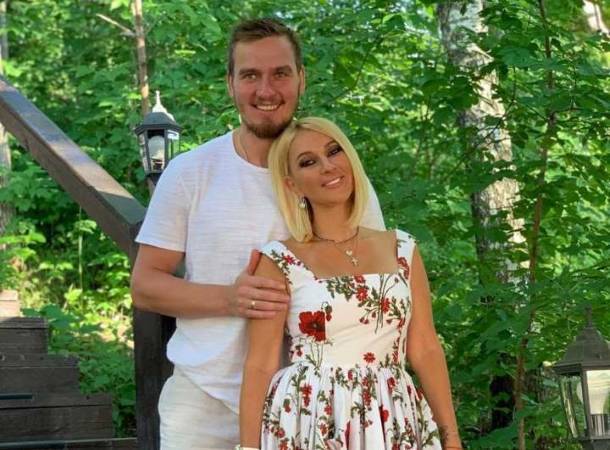 Лера Кудрявцева с мужем принимают поздравления