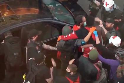Вооруженный человек въехал в толпу протестующих в США на автомобиле
