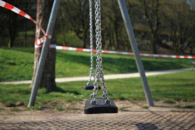 В Петербурге неизвестные избили десятилетнего мальчика на детской площадке
