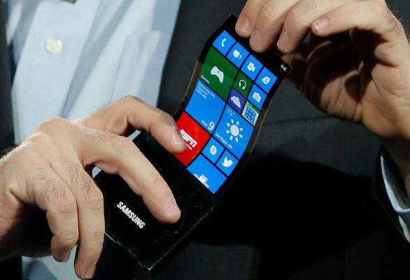 «Сверните его в трубочку…»: Samsung придумал гибкий смартфон