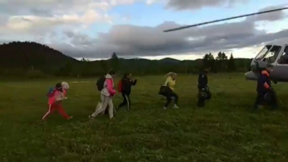 Сотрудники МЧС спасли 9 туристов от затопления в Красноярском крае.