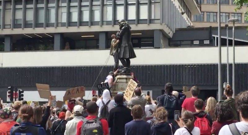 Джордж Флойд - Протестующие против смерти Джорджа Флойда снесли памятник работорговцу и утопили в реке - usa.one - Англия - штат Виргиния
