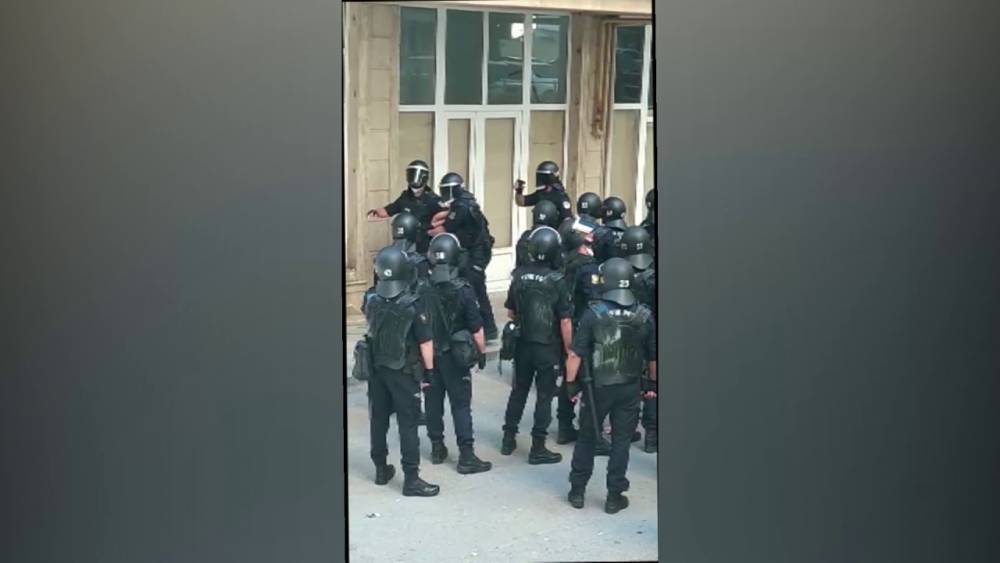 В Баку задержаны 11 человек, сопротивлявшихся сотрудникам полиции.ВИДЕО
