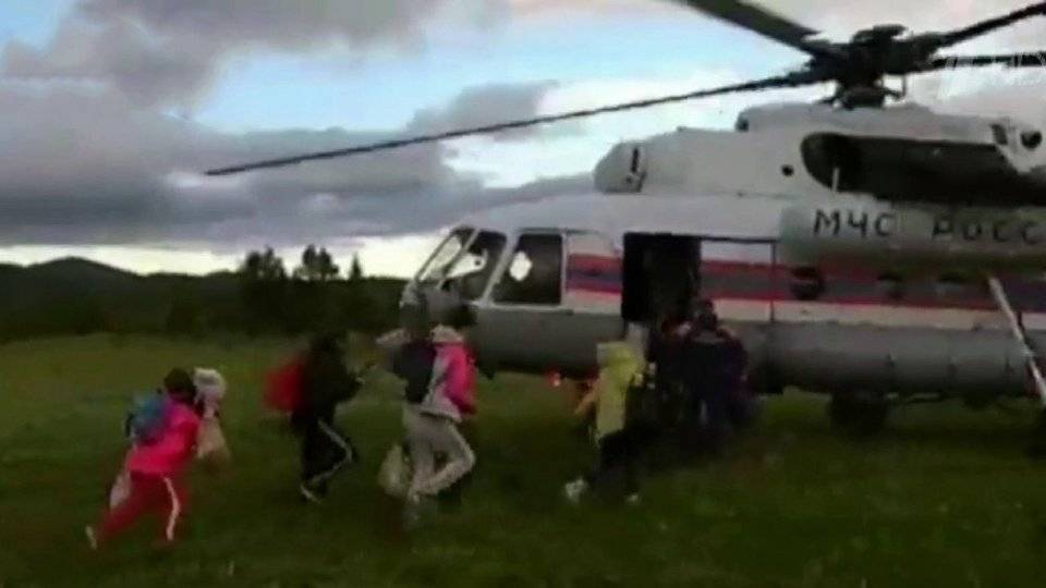 В Красноярском крае сотрудники МЧС спасли группу туристов, которые оказались в ловушке из-за паводка