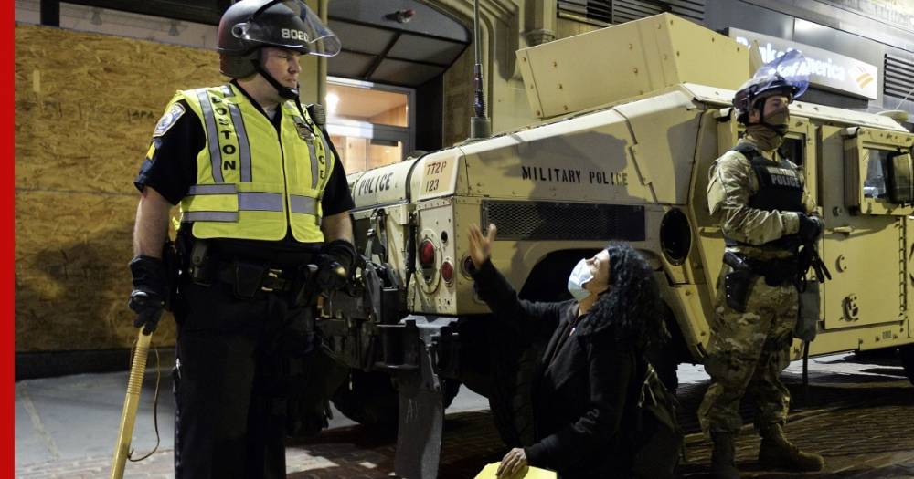 Полиция США открыла огонь по протестующим, переносившим раненого