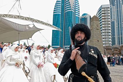 Кадыров решил помочь сотням женихов выкупить невест