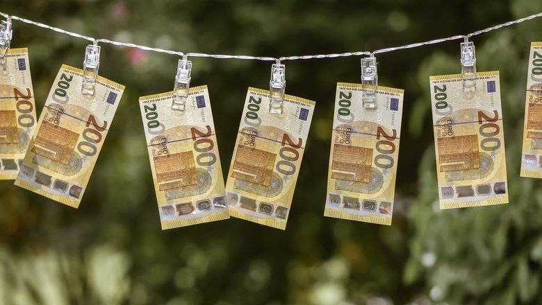 Доллар и евро продолжают падать после продления сделки ОПЕК