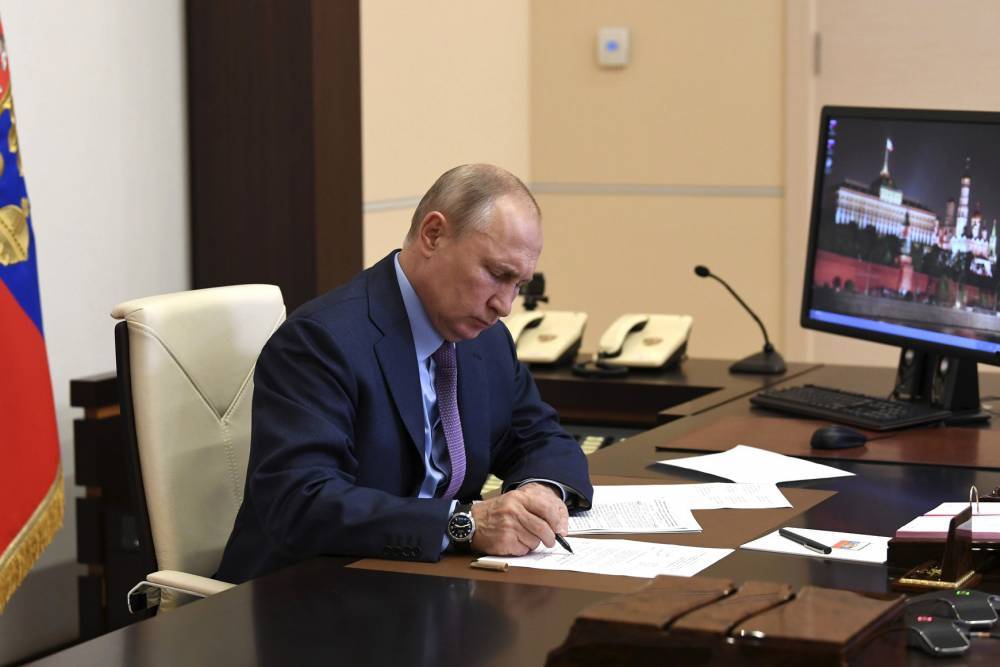 Путин подписал закон о порядке удаленного обучения при режиме ЧС