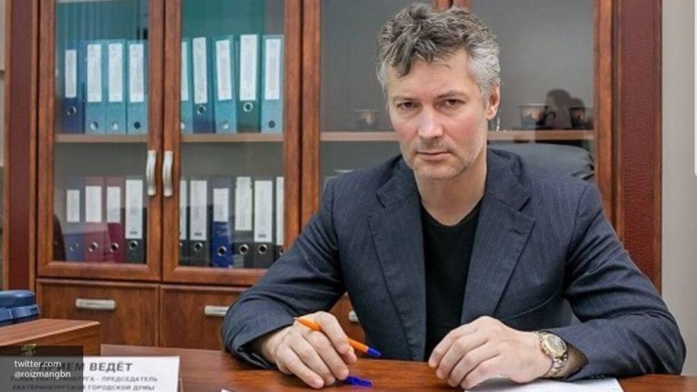 Экс-глава Екатеринбурга Ройзман заперся в библиотеке с коронавирусом