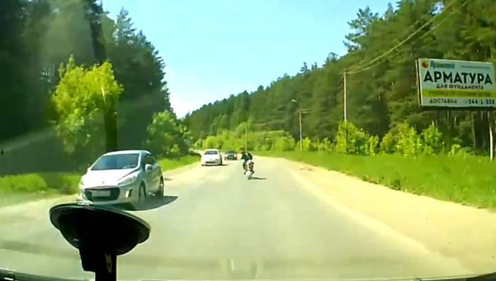 Жесткая авария с мотоциклистом в Свердловской области попала на видео