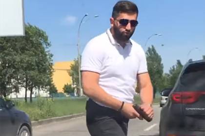 Охранник экс-депутата Рады угрожал пистолетом не пропустившему его водителю