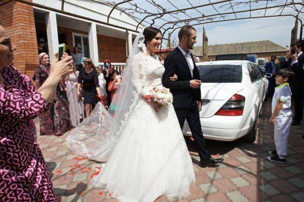 Кадыров поручил выделить бедным женихам деньги на выкуп невест