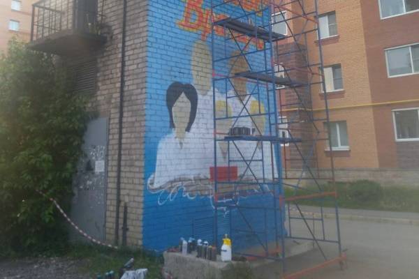 На южной границе Петербурга появилось граффити в честь врачей
