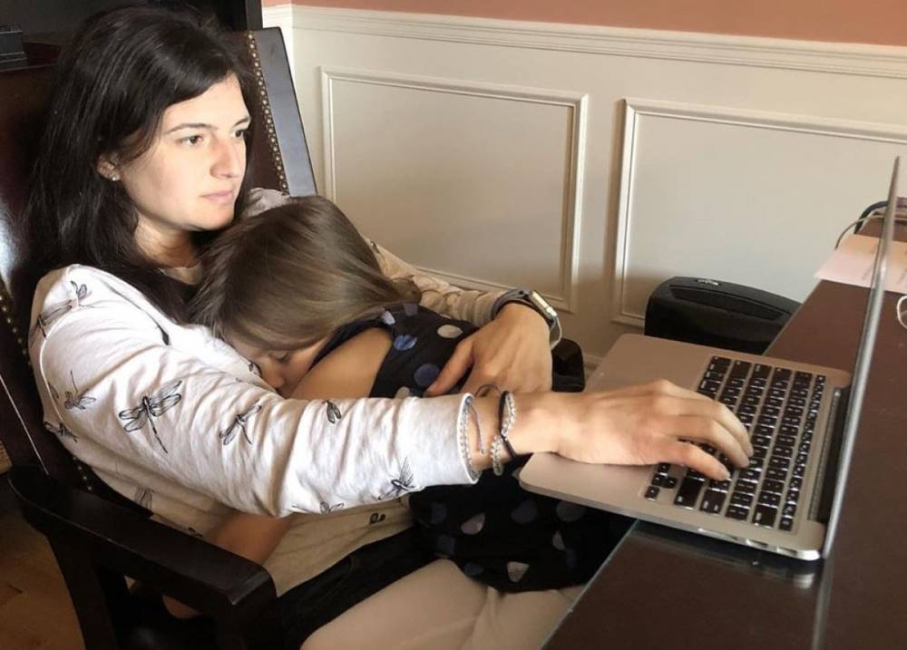 18 фотографий родителей, которые пытаются работать из дома вместе с детьми: забавные фото
