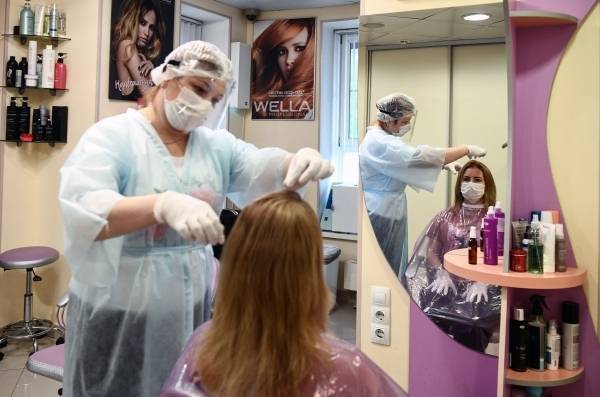Парикмахерские и салоны красоты возобновят работу в Москве с 9 июня