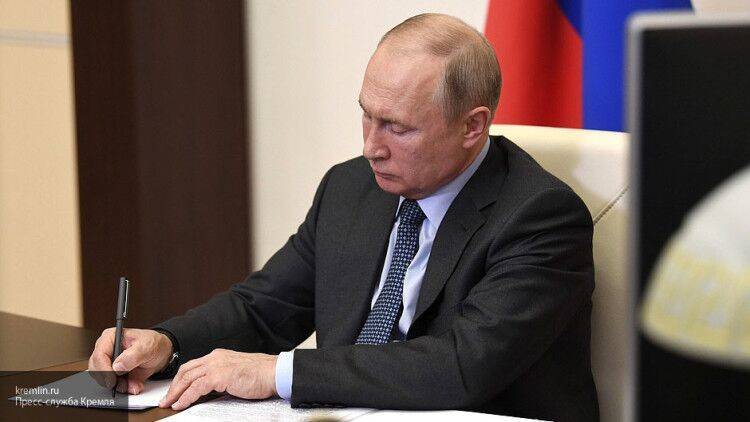Путин подписал закон о господдержке бизнеса и граждан в условиях пандемии коронавируса