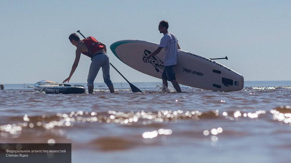 Спасатели на гидроциклах вернули на берег чуть не утонувших серфингистов
