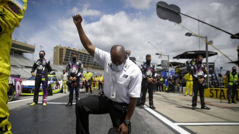 Гоночная ассоциация NASCAR обещает заняться проблемой расовой несправедливости