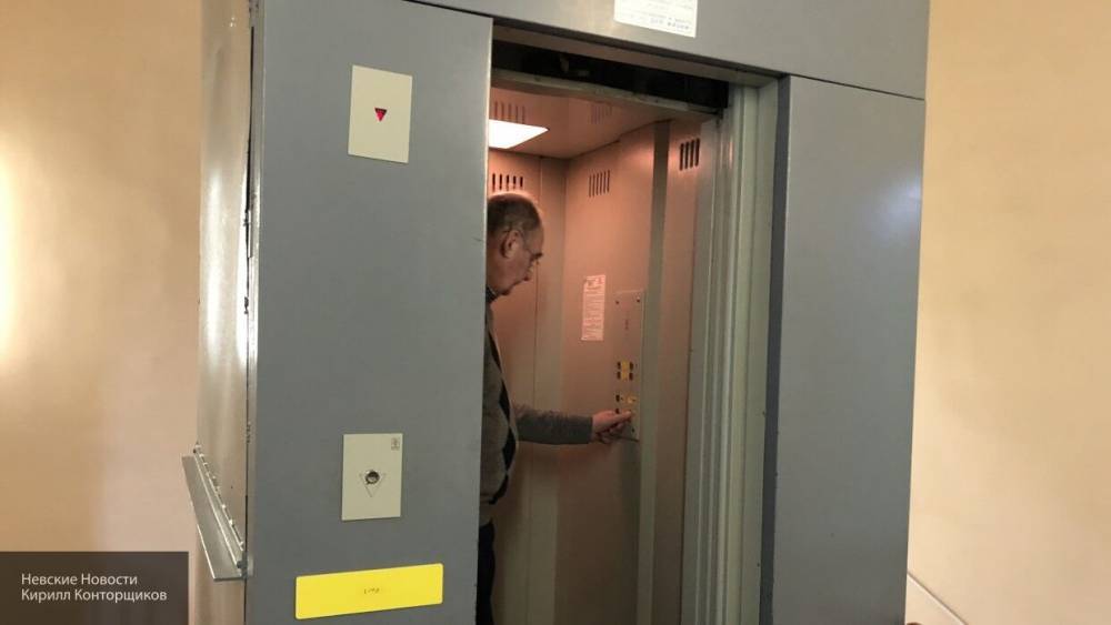 Пьяный житель Зеленограда застрял в лифте и выломал двери