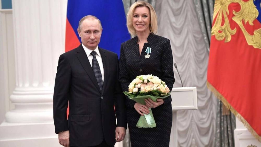 Путин присвоил Захаровой ранг чрезвычайного и полномочного посла