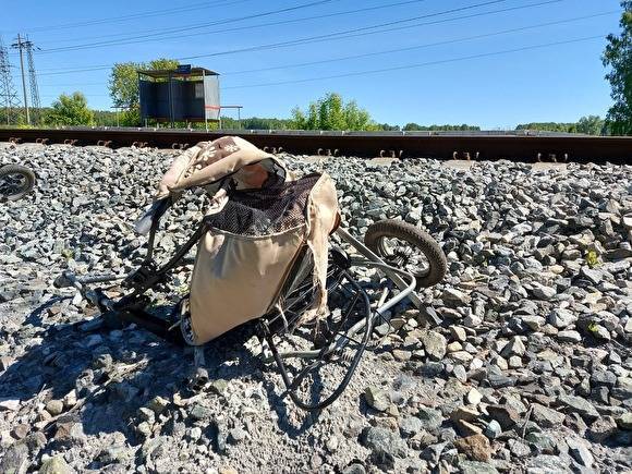 В Тугулыме поезд снес коляску, которую мать тянула через рельсы: погиб годовалый ребенок