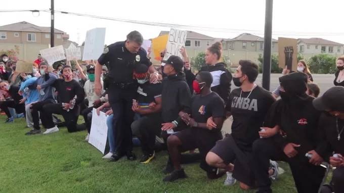Экс-полицейский из США объяснил, зачем нацгвардейцы встали на колени перед толпой